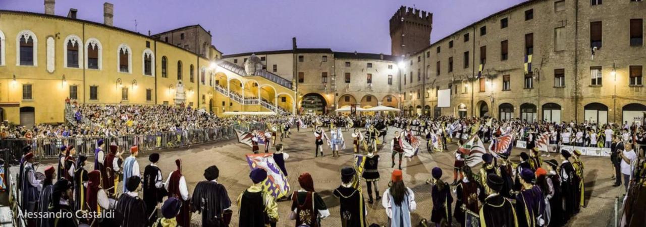 Charming Flat In Centro A Ferrara Con Posto Autoヴィラ エクステリア 写真