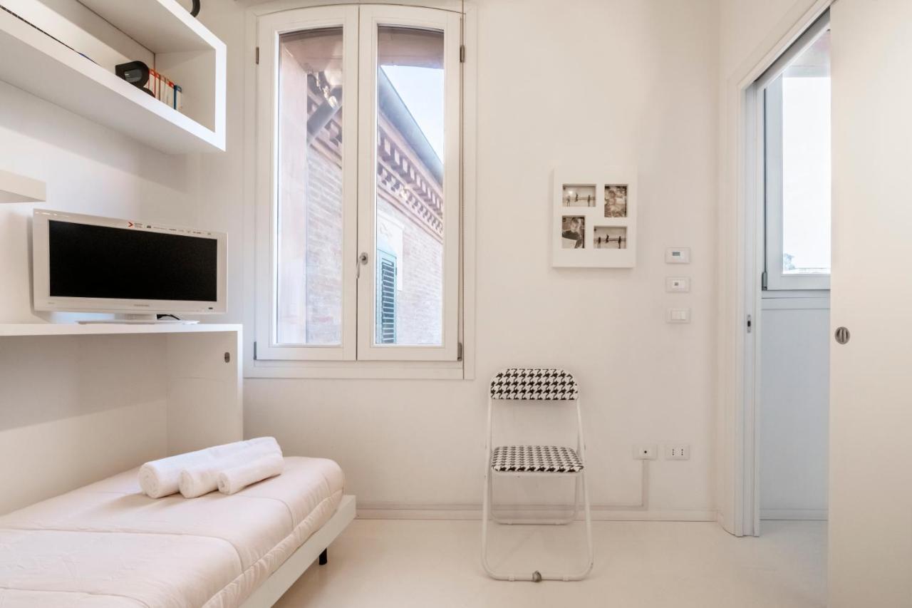 Charming Flat In Centro A Ferrara Con Posto Autoヴィラ エクステリア 写真