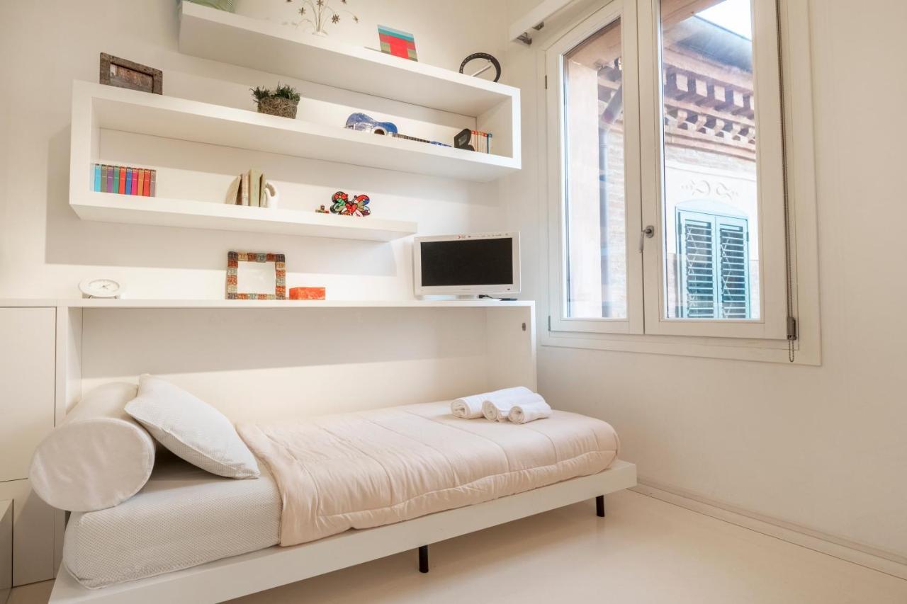 Charming Flat In Centro A Ferrara Con Posto Autoヴィラ エクステリア 写真